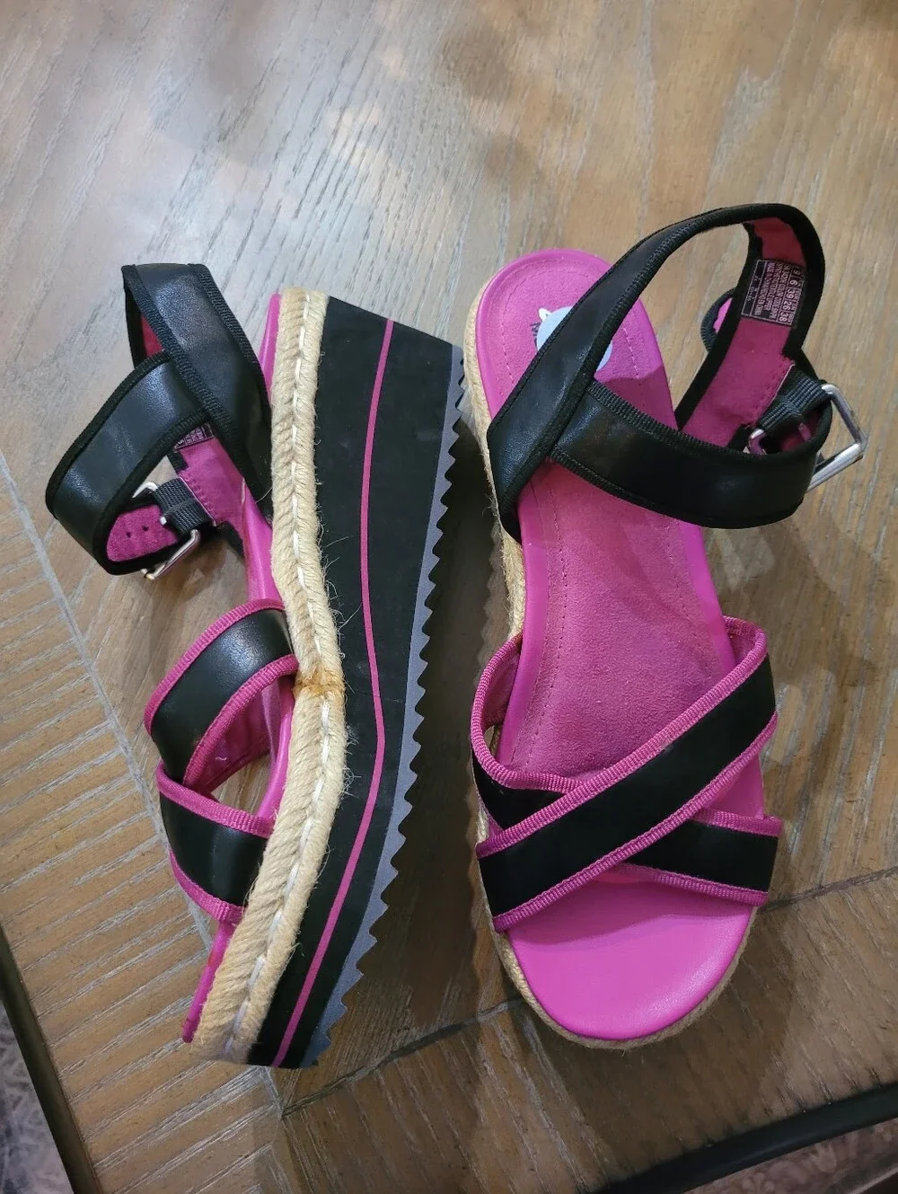 Sketchers Comfortable Memory Foam Ankle Strap Platform Sandals Size 9!
